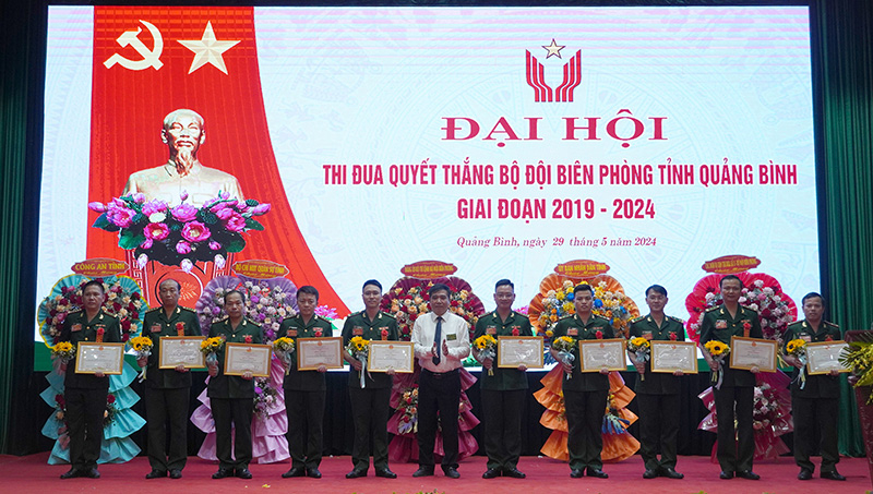 Đồng chí Phó Chủ tịch Thường trực UBND tỉnh Đoàn Ngọc Lâm trao Bằng khen cho các tập thể và cá nhân