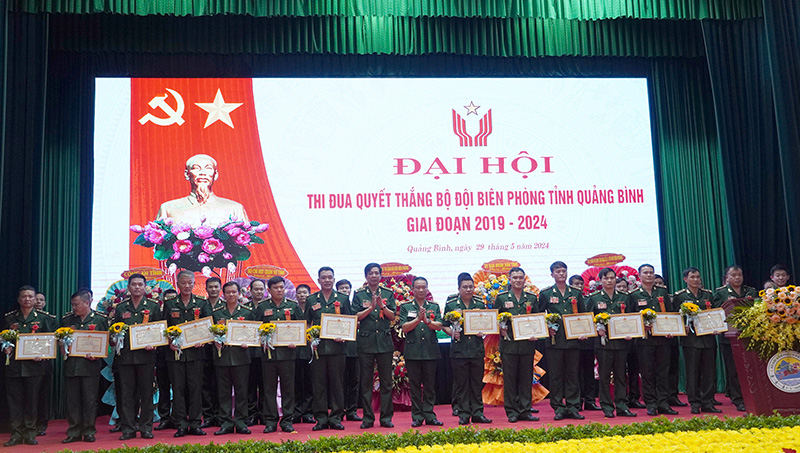 Lãnh đạo BCH BĐBP tỉnh khen thưởng các tập thể, cá nhân