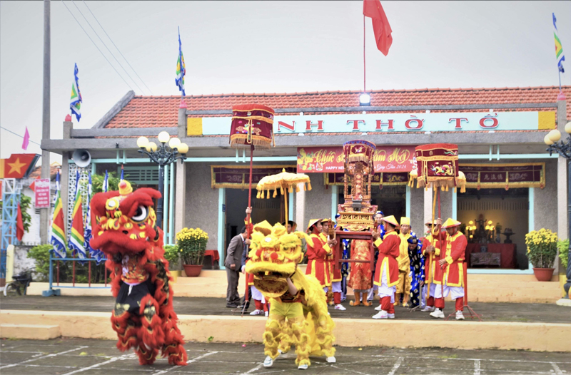 Trải qua bao thăng trầm, biến cố, đình Lý Hòa vẫn trường tồn thách thức thời gian. 2. Đình thờ Tổ gắn bó với các hoạt động văn hóa, tín ngưỡng của làng biển Cảnh Dương.