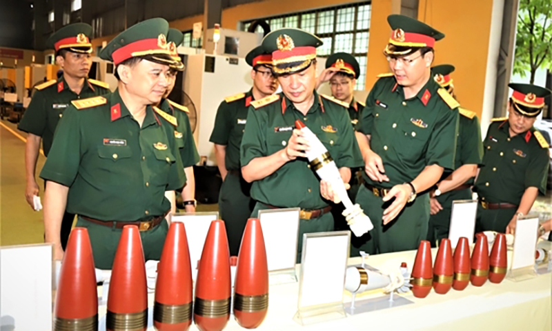 Lãnh đạo Tổng cục Công nghiệp quốc phòng, kiểm tra sản phẩm của Nhà máy Z115 (ảnh chụp vào thời điểm không có dịch Covid-19). Ảnh: VĂN TRUNG. 