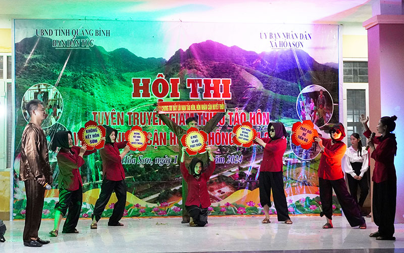 Ấn tượng một màn thi chào hỏi.