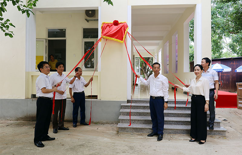 Cắt băng gắn biển công trình