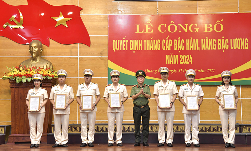 Đồng chí đại tá Nguyễn Hữu Hợp, Giám đốc Công an tỉnh trao quyết định của Bộ trưởng Bộ Công an về việc thăng cấp bậc hàm, nâng bậc lương cho cán bộ, chiến sỹ năm 2024.