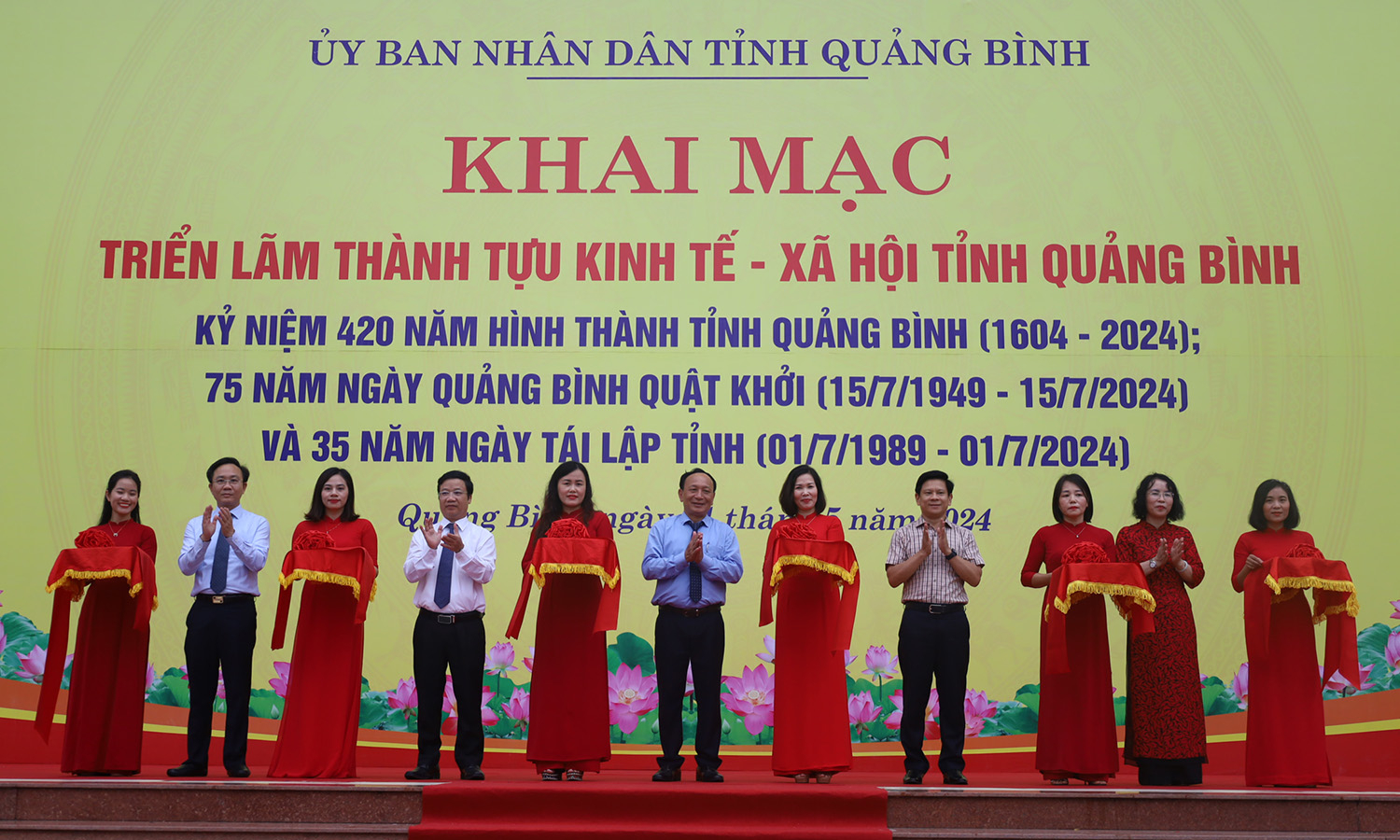 Các đồng chí lãnh đạo tỉnh cắt băng khai mạc triển lãm. 