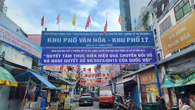 Khu phố này ngày xưa được lưu dân Quảng Bình đặt tên là xóm Nhà Đèn vì có nhiều người làm nghề Điện.