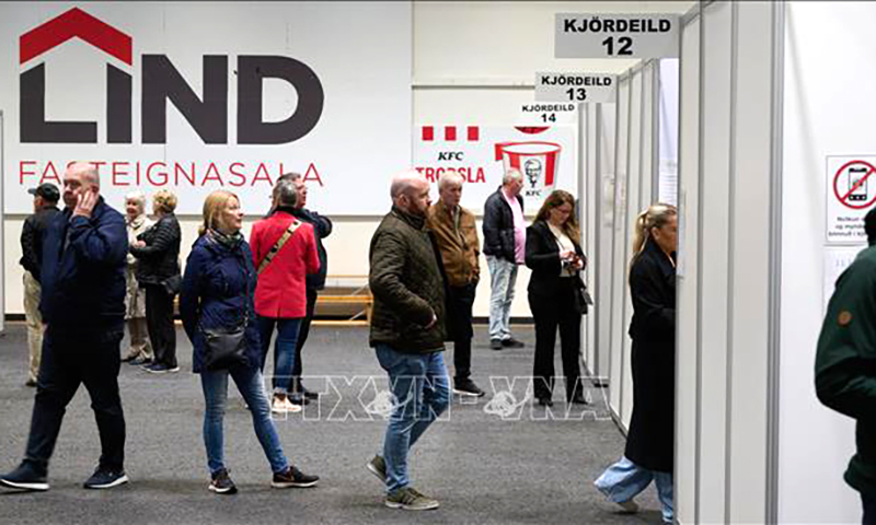  Cử tri tới bỏ phiếu bầu tổng thống tại điểm bầu cử ở Reykjavik, Iceland, ngày 1/6/2024. Ảnh: AFP/TTXVN