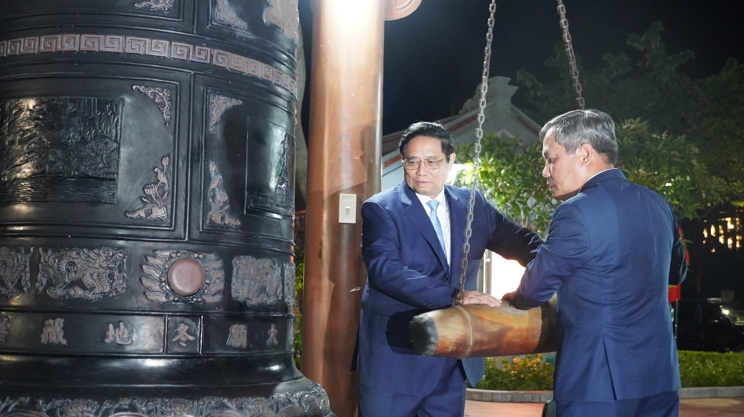 Thủ tướng Chính phủ Phạm Minh Chính và đồng chí Bí thư Tỉnh ủy Vũ Đại Thắng thực hiện nghi thức thỉnh chuông.