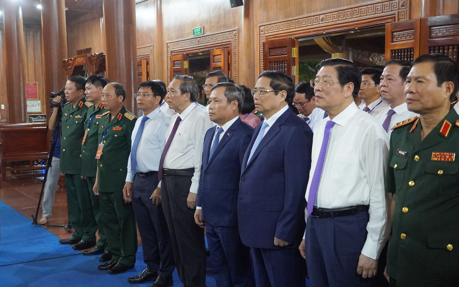 Thủ tướng Chính phủ Phạm Minh Chính cùng đại biểu dâng hương tại đền thờ.
