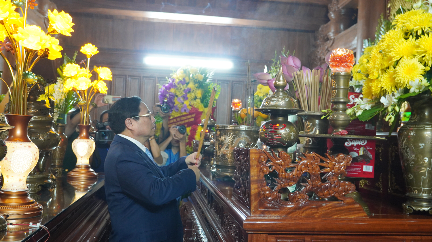 Thủ tướng Chính phủ Phạm Minh Chính dâng hương tại đền thờ.