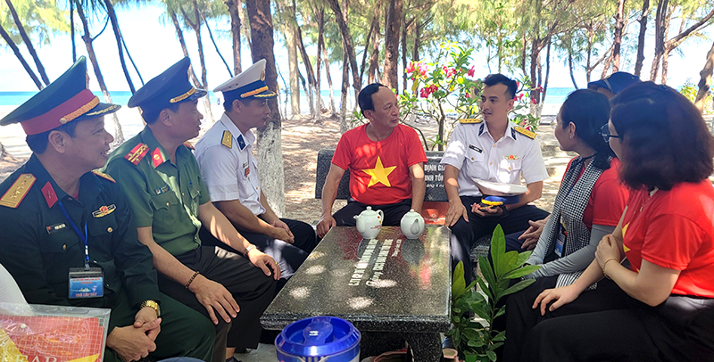 Đoàn công tác tỉnh thăm hỏi cán bộ, chiến sỹ người Quảng Bình tại đảo Sinh Tồn Đông.
