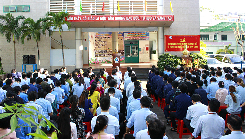 Trường Trung cấp Kinh tế-Kỹ thuật Nguyễn Hữu Cảnh (TP. Hồ Chí Minh) hàng năm tổ chức lễ giỗ Đức ông để nhắc nhớ các thế hệ học sinh ghi nhớ công lao của Lễ Thành hầu Nguyễn Hữu Cảnh.