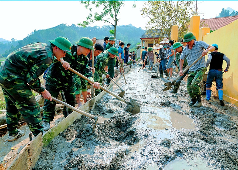 Cán bộ, chiến sĩ Đồn Biên phòng Bảo Lâm, Bộ đội Biên phòng tỉnh Lạng Sơn làm đường giúp dân ở huyện Cao Lộc, tỉnh Lạng Sơn.  Ảnh: qdnd.vn 