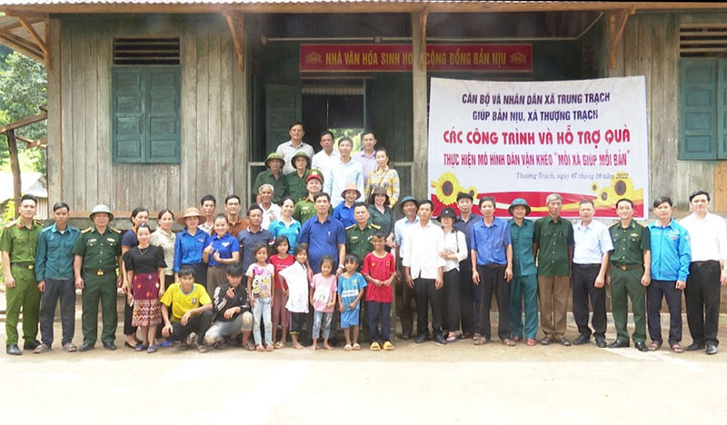 Cán bộ và nhân dân xã Trung Trạch thực hiện mô hình “Mỗi xã giúp mỗi bản” tại bản Nịu, xã Thượng Trạch. 