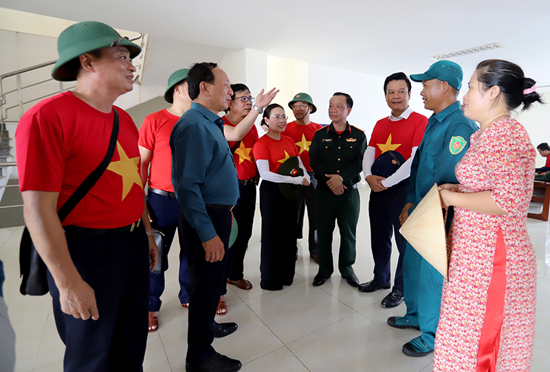 Đoàn Quảng Bình gặp gỡ, chuyện trò với vợ chồng Linh-Yến.