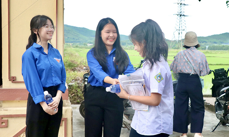 Các tình nguyện viên hỗ trợ nước cho thí sinh tại điểm thi.