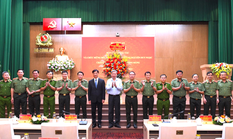 Chủ tịch nước Tô Lâm, Chánh Văn phòng Trung ương Đảng Nguyễn Duy Ngọc với các đồng chí trong Đảng ủy Công an Trung ương, lãnh đạo Bộ Công an tham dự hội nghị.