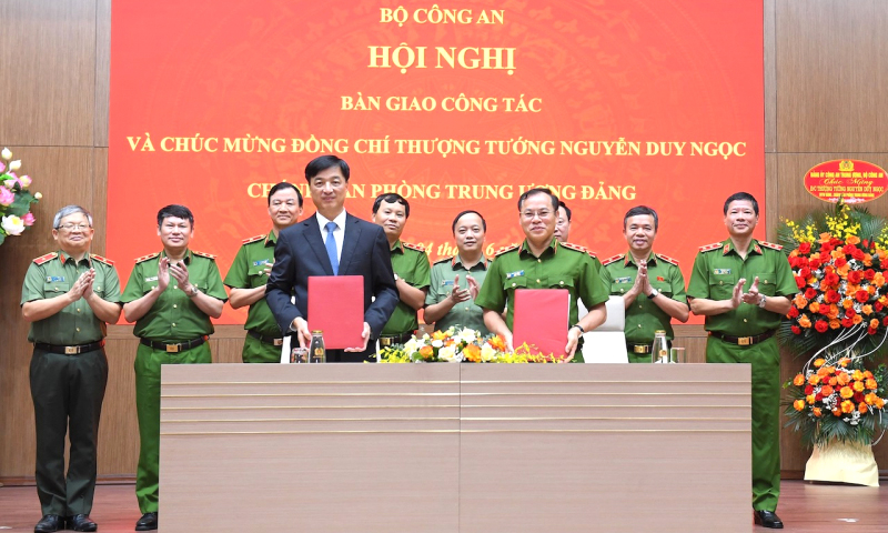 Chánh Văn phòng Trung ương Đảng Nguyễn Duy Ngọc và Thứ trưởng Nguyễn Văn Long ký biên bản bàn giao công tác tại hội nghị.