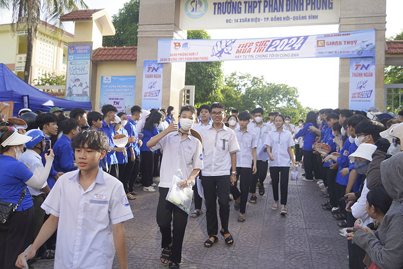 Lực lượng đoàn viên thanh niên luôn đồng hành cùng thí sinh trong mỗi mùa thi