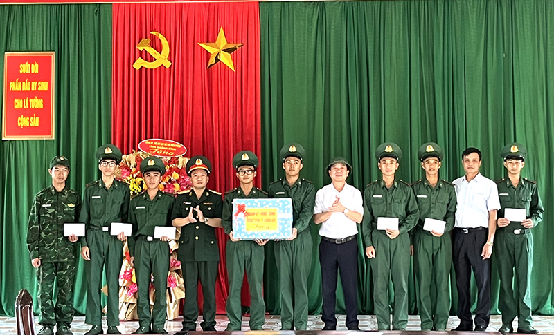 Đại diện lãnh đạo TP. Đồng Hới tặng quà các chiến sỹ mới đang thực hiện nghĩa vụ quân sự tại Tiểu đoàn huấn luyện-cơ động, Bộ đội Biên phòng tỉnh.