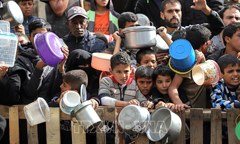 Người dân chờ được phát thực phẩm cứu trợ tại Rafah, Dải Gaza, ngày 19/11/2023. Ảnh: THX/TTXVN