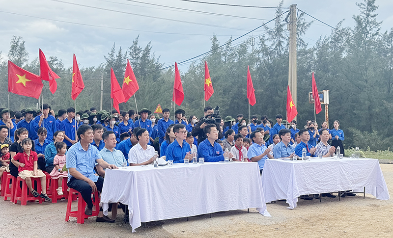 Đại biểu tham dự lễ ra quân.