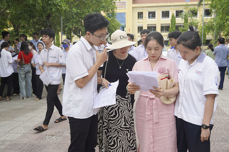 Kết thúc mỗi môn thi, nhiều thí sinh tranh thủ trao đổi cách làm bài