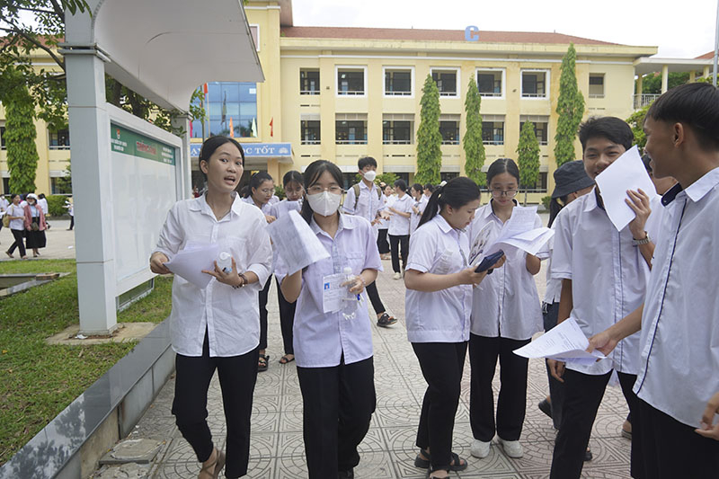 Đa số thí sinh rời phòng thi với tâm trạng thoải mái