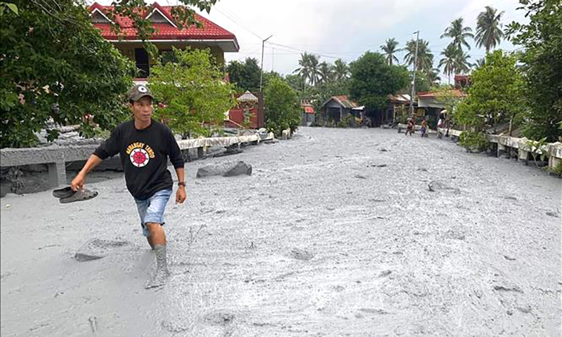Dung nham lạnh từ núi lửa Kanlaon tràn ngập tại làng Biaknabato, tỉnh Negros Occidental, ngày 5/6/2024. Ảnh: AFP/TTXVN
