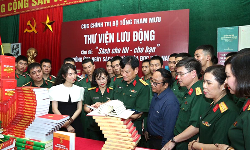 Cục Chính trị Bộ Tổng Tham mưu tổ chức hoạt động Thư viện lưu động nhân Ngày sách và văn hóa đọc Việt Nam năm 2024. Ảnh: NGUYỄN NGỌC THANH 