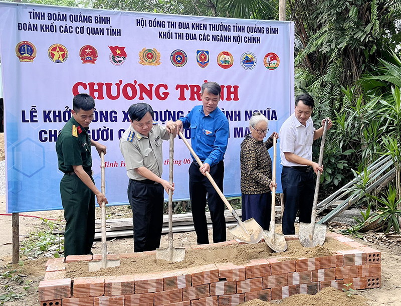 Các đại biểu tham gia động thổ công trình cùng gia đình ông Phan Đình Tôn.