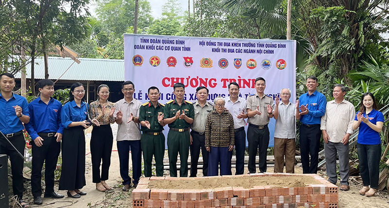 Các đại biểu và đoàn viên thanh niên chụp ảnh kỷ niệm cùng gia đình ông Phan Đình Tôn.