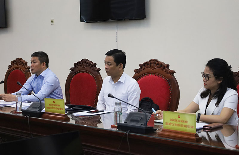 Các đồng chí trong đoàn công tác Liên hiệp các tổ chức hữu nghị Việt Nam.