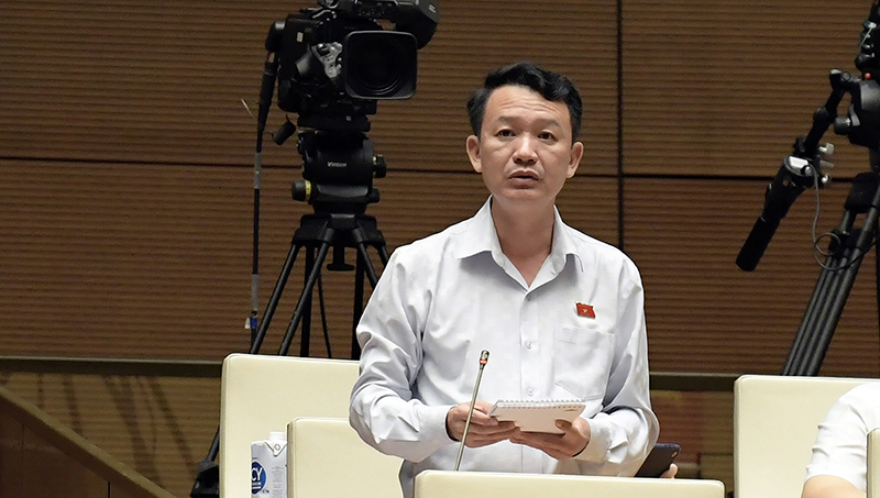 Đại biểu Trần Quang Minh chất vấn Phó Thủ tướng Chính phủ Trần Hồng hà tại phiên họp sáng 6/6