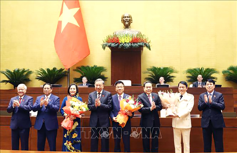 Các đồng chí lãnh đạo Đảng, Nhà nước tặng hoa chúc mừng Phó Chủ tịch Quốc hội Nguyễn Thị Thanh, Phó Thủ tướng Chính phủ Lê Thành Long và Bộ trưởng Bộ Công an Lương Tam Quang. Ảnh: Thống Nhất/TTXVN