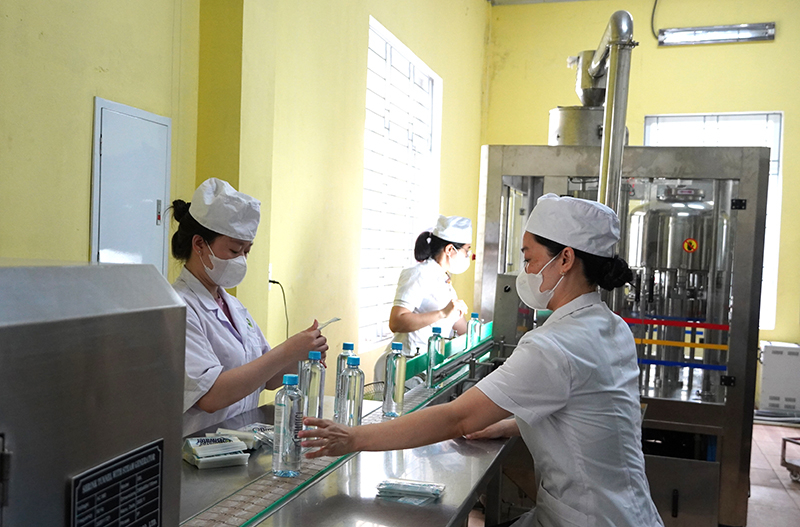 Hệ thống dây chuyền công nghệ sản xuất nước uống ion kiềm cao cấp tại Trung tâm Ứng dụng và Thống kê khoa học-công nghệ.