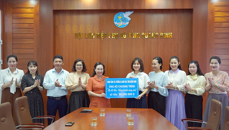 Đồng chí Chủ tịch Ủy ban MTTQVN Phạm Thị Hân và các thành viên Đoàn công tác trao quà cho chương trình
