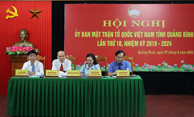 Các đồng chí lãnh đạo Ủy ban MTTQVN tỉnh chủ trì hội nghị. 