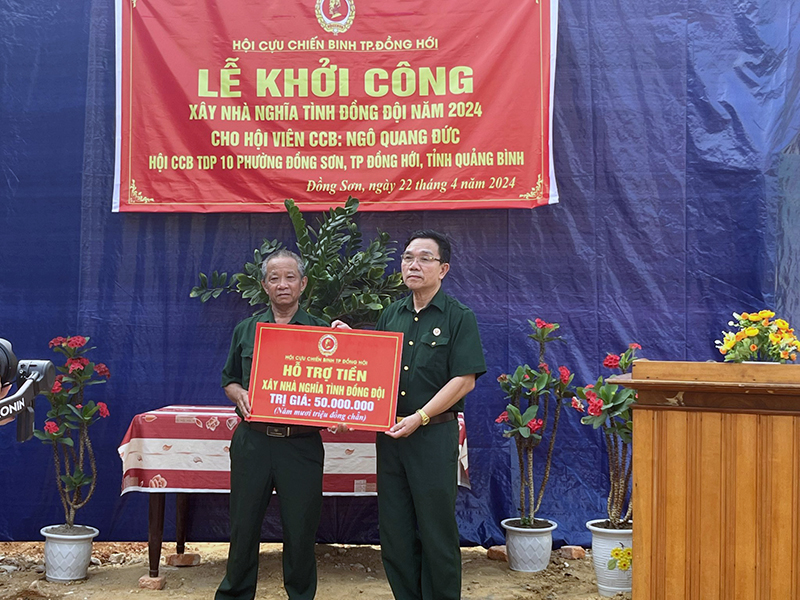 Hội Cựu chiến binh TP. Đồng Hới trao hỗ trợ xây dựng nhà “Nghĩa tình đồng đội” cho gia đình hội viên khó khăn.