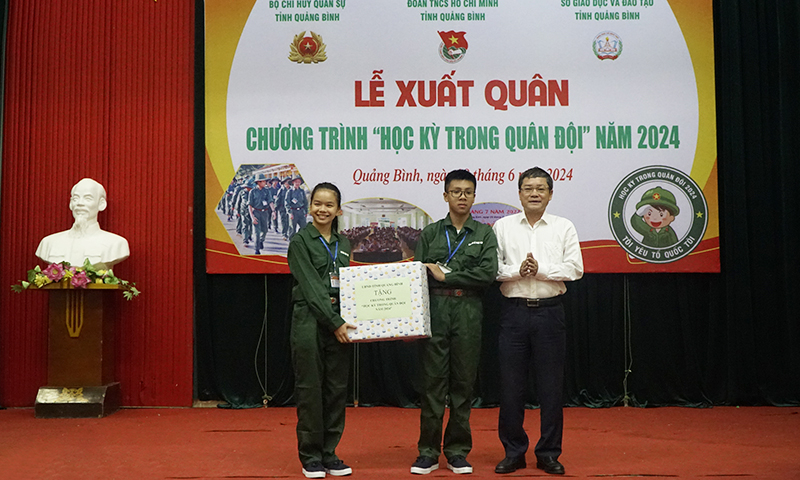  Đồng chí Phó Chủ tịch UBND tỉnh Phan Phong Phú trao quà cho các tiểu đội tham gia 