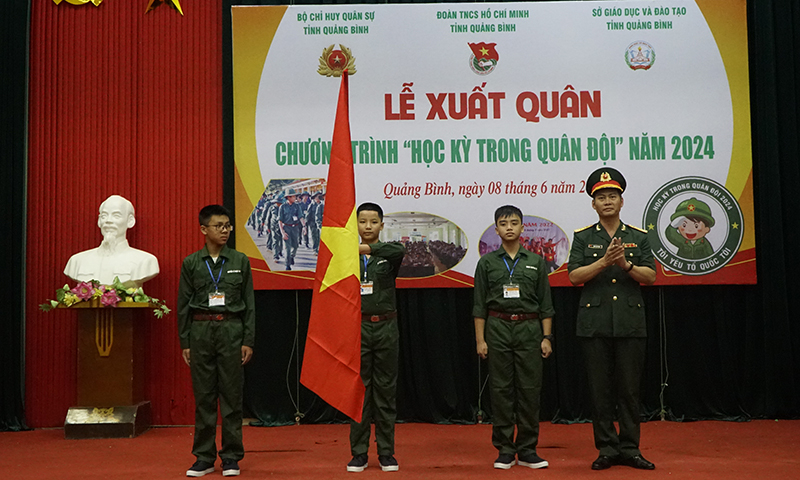  Ban Tổ chức trao cờ lệnh cho các tiểu đội tham gia 
