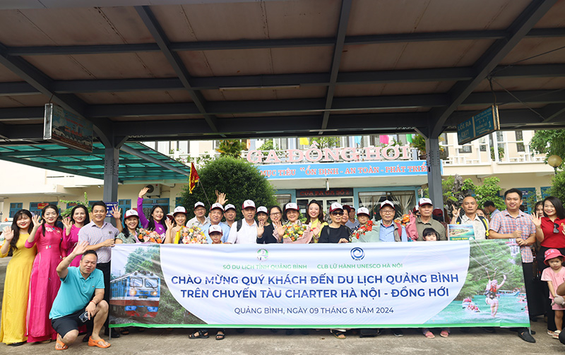 Đại diện lãnh đạo Sở Du lịch và các doanh nghiệp đón du khách trên đoàn tàu charter.