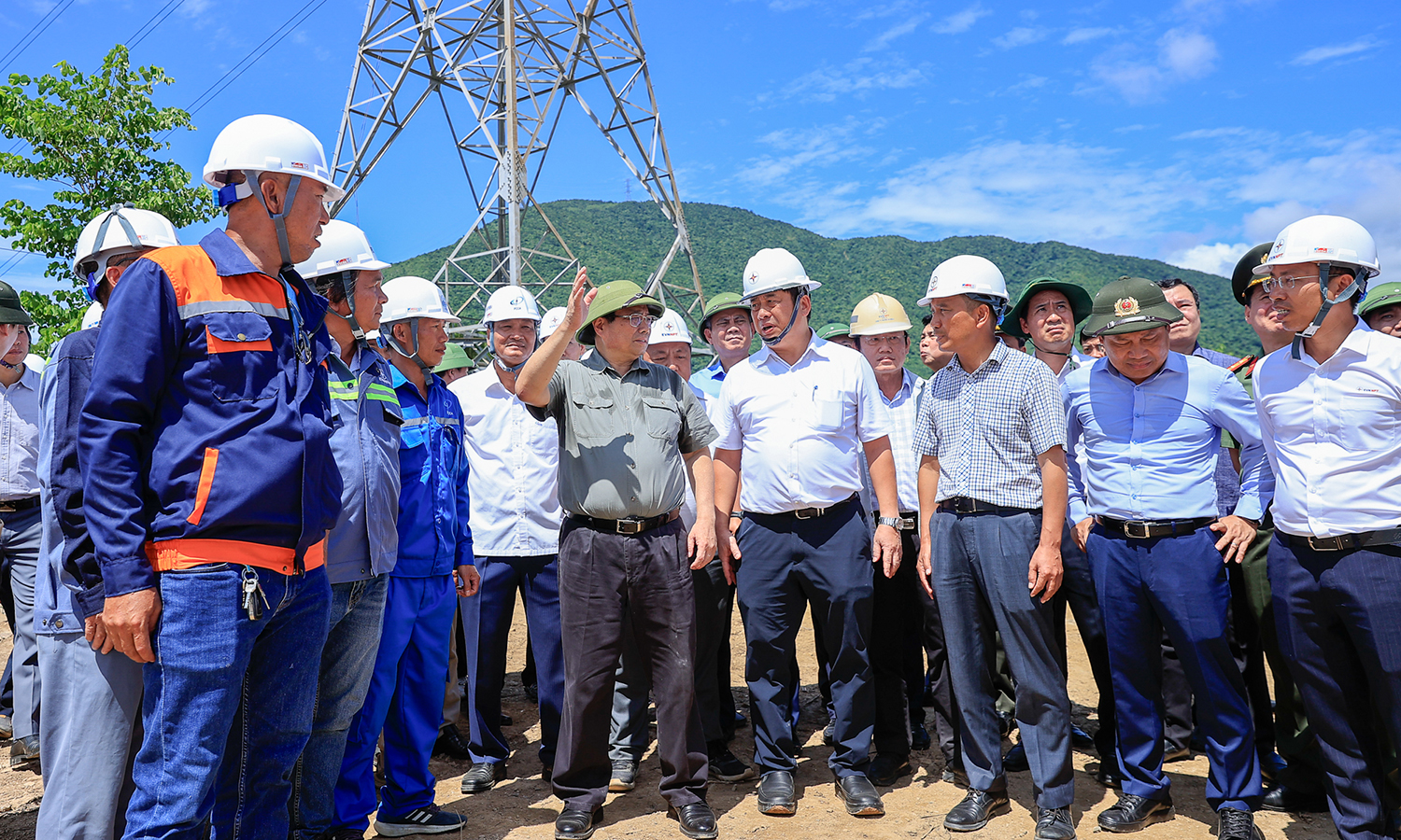 Thủ tướng Phạm Minh Chính kiểm tra, đốc thúc dự án đường dây tải điện 500 kV mạch 3 Quảng Trạch (Quảng Bình)-Phố Nối (Hưng Yên) - Ảnh: VGP/Nhật Bắc