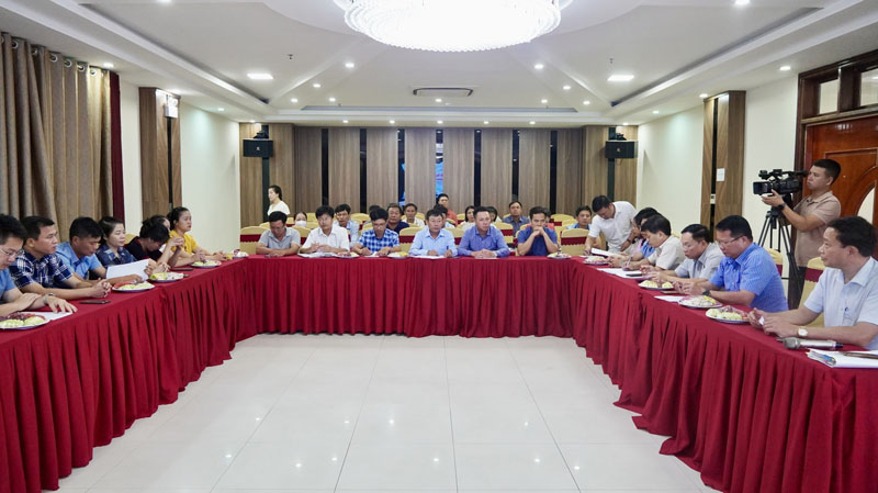 Các đại biểu tham dự cuộc họp.
