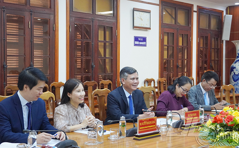 Đồng chí Chủ tịch UBND tỉnh Trần Thắng thông tin đến đoàn công tác của KOICA Việt Nam về những lĩnh vực mà tỉnh Quảng Bình đang quan tâm kêu gọi, thu hút đầu tư.