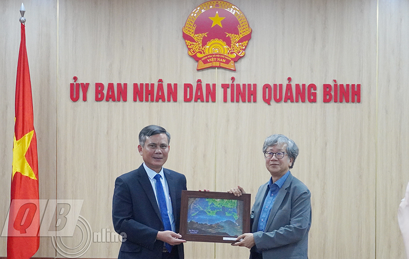 Đồng chí Chủ tịch UBND tỉnh Trần Thắng tặng quà lưu niệm cho ông Giám đốc Quốc gia KOICA tại Việt Nam 