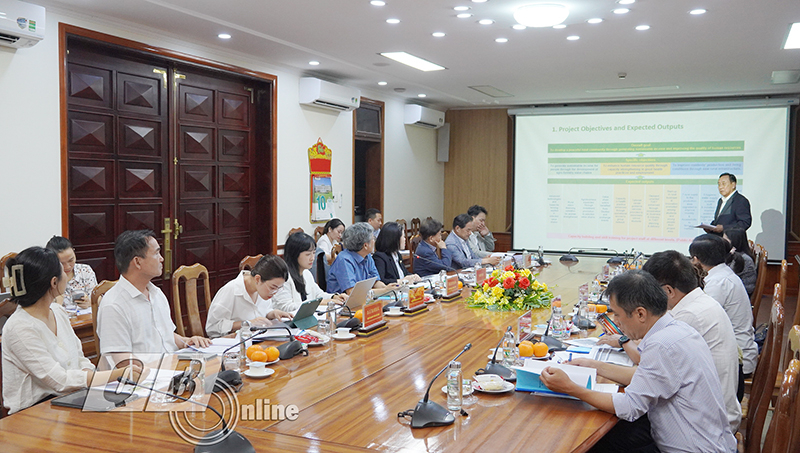 Các đại biểu nghe trình bày về tiến độ các hợp phần của dự án.