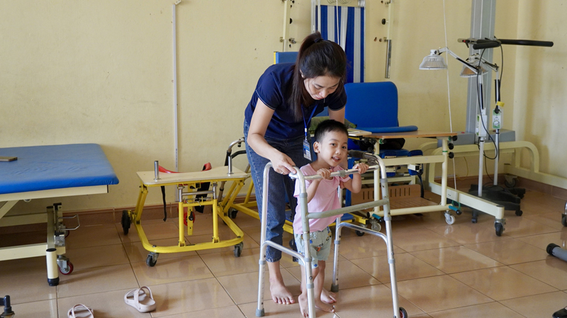 Cán bộ, nhân viên Trung tâm Công tác xã hội tỉnh luôn tận tâm chăm sóc người khuyết tật.