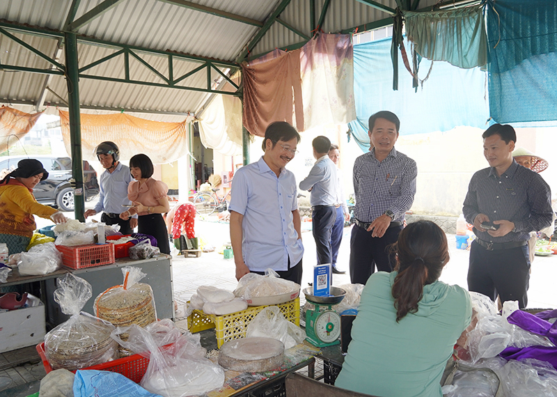 Lãnh đạo NHNN Chi nhánh Quảng Bình và UBND TP. Đồng Hới khảo sát việc triển khai phủ sóng QR Code trên địa bàn.