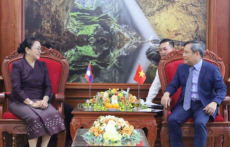 Đồng chí Bí thư Tỉnh ủy Vũ Đại Thắng bày tỏ vui mừng khi đón tiếp đồng chí đại sứ Khăm-Phâu Ân-thạ-văn.