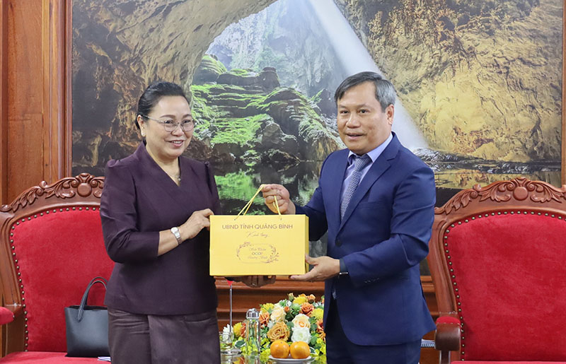    Đồng chí Bí thư Tỉnh ủy Vũ Đại Thắng tặng quà đồng chí đồng chí đại sứ Khăm-Phâu Ân-thạ-văn.